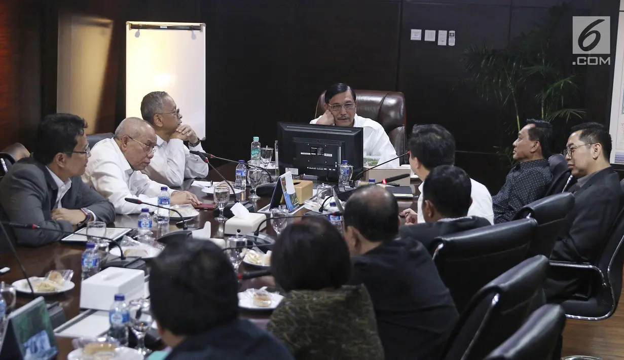 Suasana pertemuan Menteri Koordinator Bidang Kemaritiman RI, Luhut Binsar Pandjaitan dengan jajaran EMTEK Group di gedung Kementerian Koordinator Bidang Kemaritiman, Jakarta, Rabu (7/3). (Liputan6.com/Herman Zakharia)