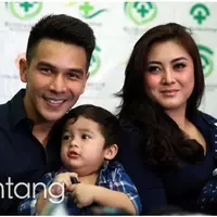 Baru saja dikaruniai bayi laki-laki pada 09 April lalu, Jonathan Frizzy terlihat sangat bahagia dengan bayi yang sangat mirip dengannya itu.