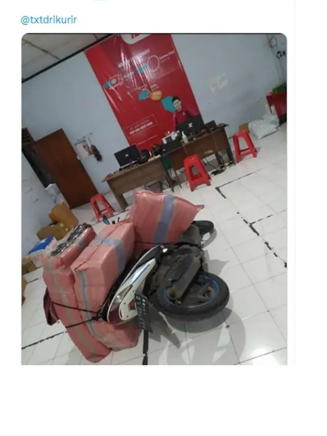 10 Potret Kurir saat Antar Barang Jelang Lebaran Ini Bikin Tepuk Jidat