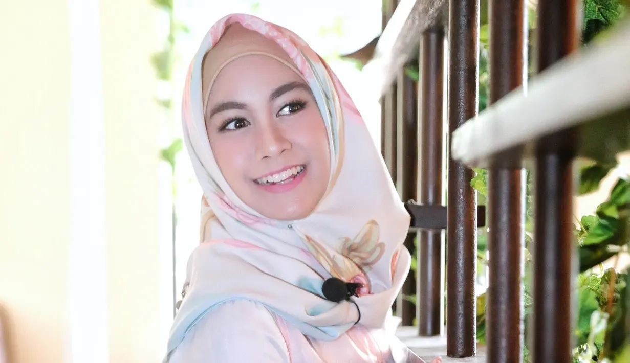 "Sebenarnya aku sudah masuk batas kuliah akhir. Kalau tahun ini aku nggak lulus, aku di-DO. Jadi mau nggak mau harus menyelesaikan tugas akhir," ujar Annisa Rahma di kawasan Senopati, Jakarta Selatan, Kamis (18/5/2017). (Adrian Putra/Bintang.com)