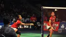 Ganda putri Indonesia, Greysia Polii/Nitya mengembalikan kok ke arah pasangan Tang Jinhua/Tian Qing di final BCA Indonesia Open Superseries Premier 2015 di Jakarta, Minggu (7/6/2015). Tang JH/Tian Q menang 21-11, 21-10. (Liputan6.com/Andrian M Tunay)