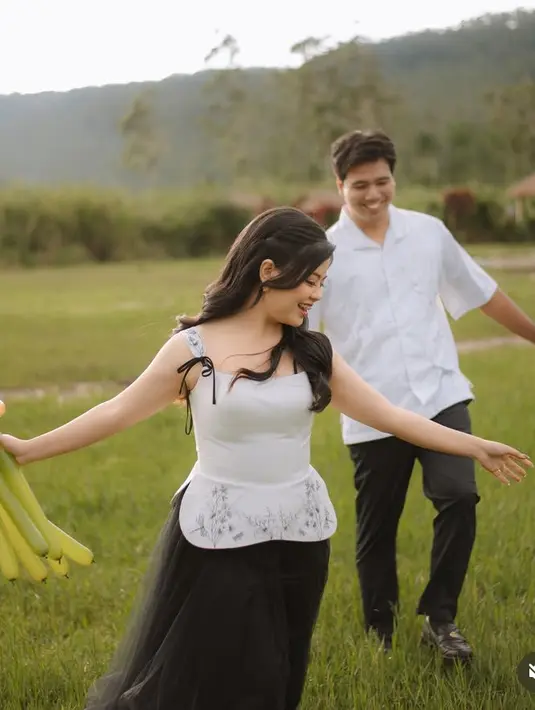 Foto berikutnya, Frans tampak mengenakan kemeja putih. Sedangkan indah mengenakan atasan putih sleeveless dipadukan rok tulle hitam.  [@fransfaisal_]