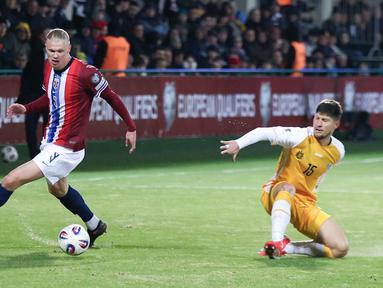 Pemain Norwegia, Erling Haaland, berusaha melewati pemain Moldova pada laga pertama di Grup I Kualifikasi Piala Dunia 2026 Zona Eropa di Stadion Zimbru, Minggu (23/03/2025) dini hari WIB. (AP Photo/Aurel Obreja)