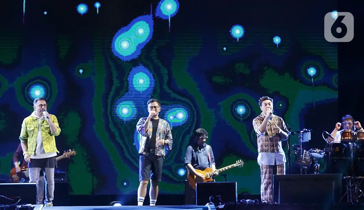 Aksi panggung Kahitna dalam konser New Live Experience 2020 di Parkir Barat JIExpo Kemayoran, Jakarta, Sabtu (29/8/2020). Acara musik dengan konsep drive in concert menjadi alternatif dan solusi hiburan masyarakat saat situasi pandemi. (Fimela.com/Bambang E.Ros)