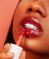 Efek bibir yang tampak penuh dan berkilau membuat gaya makeup ini cocok dikenakan untuk berbagai suasana. [Dok/Pexels.com/Twinkles_Photos].