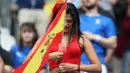 Suporter wanita pendukung Spanyol membawa bendera saat akan menyaksikan babak 16 besar Piala Eropa 2016 antara Italia vs Spanyol, Stade de France, Senin (27/6). (REUTERS/ Lee Smith) 