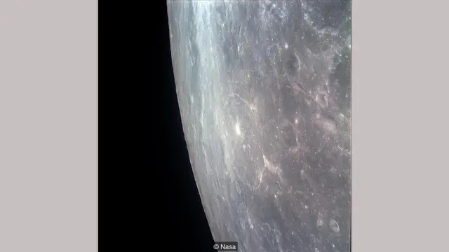 Apollo 11 memasuki orbit Bulan dan melewati sisi terjauh Bulan (NASA)