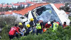 Petugas penyelamat mengevakuasi korban kecelakaan sebuah bus pariwisata di Kota Canico, Pulau Madeira, Portugal, Rabu (17/4). Sebanyak 28 orang yang sebagian besar turis dari Jerman, meninggal dunia, sementara 22 lainnya terluka dalam insiden tersebut. (Rui Silva/Aspress/Global Imagens via AP)