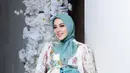 Syahrini tampil dengan dress ruffle putih motif bunga warna warni. Dress tersebut dari Zimmermann seharga Rp20 jutaan melansir @fashion_seleberiti. Dipadukan heels strap warna silver. [@princessyahrini]