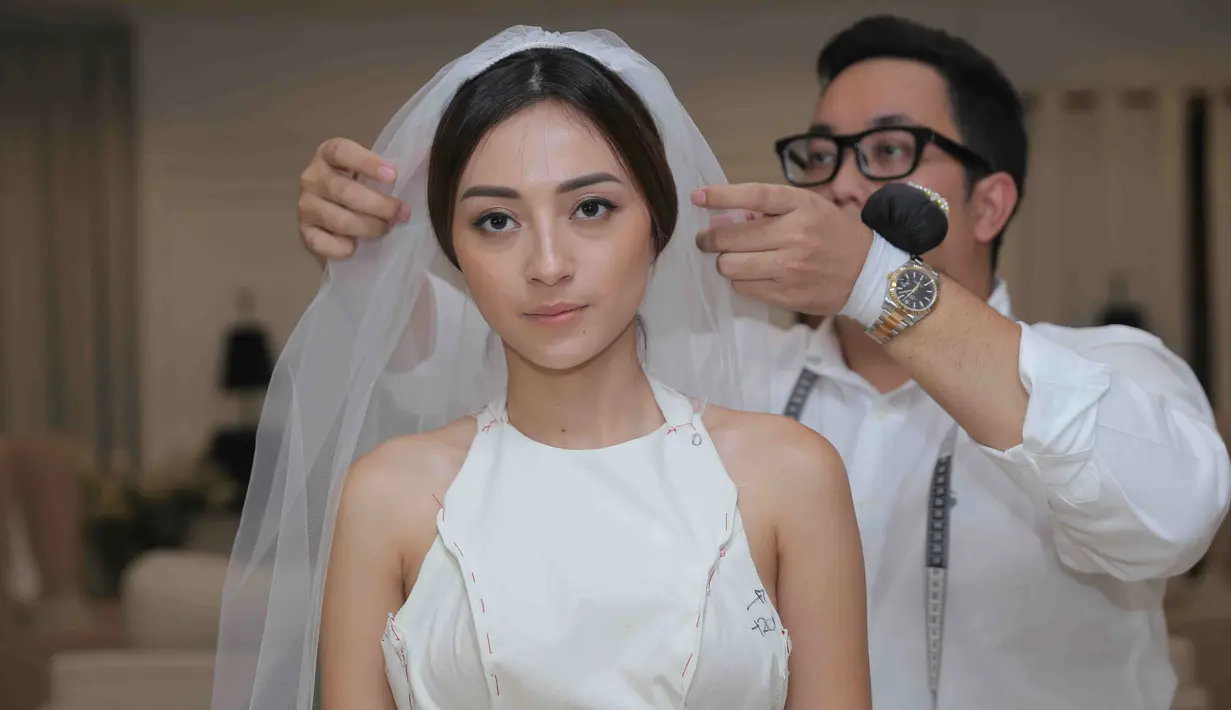 Perempuan kelahiran Malang, 25 tahun pada 21 Agustus mendatang itu mengaku, bahwa menjalin kasih satu tahun lebih. Setelah keduanya merasa cocok, keduanya sepakat untuk melanjutkan ke jenjang yang lebih serius lagi. (Andy Masela/Bintang.com)