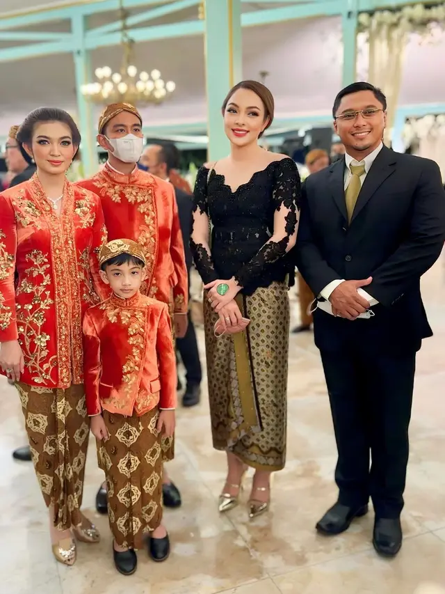 Reisa Broto Asmoro berkebaya (Instagram/reisabrotoasmoro)