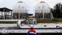 Petugas lapangan memantau Area Tanki LPG (Spherical Tank) di kawasan kilang RU V Balikpapan, Kalimantan, Kamis (14/05). Kilang RU V merupakan kilang pengolahan minyak Pertamina terbesar ke-2 di Indonesia. (Liputan6.com/Fery Pradolo)