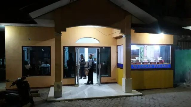 Warung Padang penyedia makanan yang ada belatungnya, di Kupang Kota. (Foto: Liputan6.com/Ola Keda)