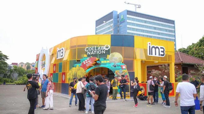 Crowd di sekitar area Booth Dunia Collabonation di Festival Musik #Pestapora Bareng IM3