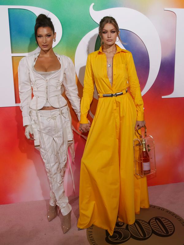 Penampilan supermodel Bella Hadid (kiri) dan Gigi Hadid (kanan) saat menghadiri New York Fashion Week (NYFW), Minggu (9/9). NYFW berlangsung pada 6 September hingga 14 September 2018. (Photo by Brent N. Clarke/Invision/AP)
