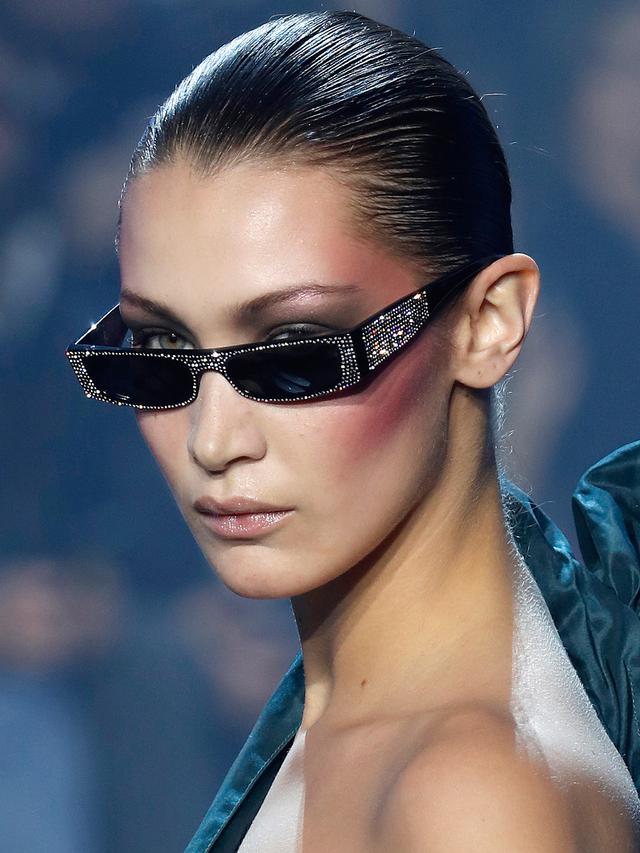 Gaya Bella Hadid Berlenggok di Atas Catwalk Haute Couture