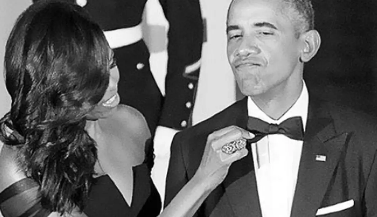 Tak hanya Kim, saudara perempuannya, Khloe Kardashian pun melakukan hal yang sama. Mengunggah foto Obama bersama sang istri, Michelle Obama. Ia menyampaikan kesan dan harapan ke depannya nanti. (doc.aceshowbiz.com)