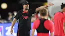 Pelatih Liverpool, Jurgen Klopp, memberikan arahan kepada anak asuhnya saat sesi latihan jelang laga melawan Manchester United. (AFP/Jack Taylor)