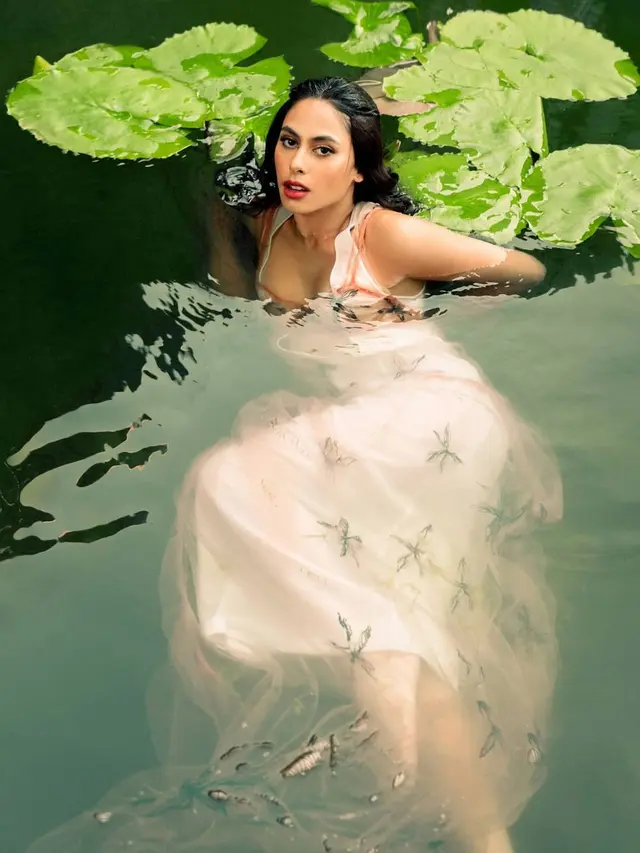 Gaya Pemotretan Valerie Thomas di Tengah Kolam. (Sumber: Instagram/winstongomez)