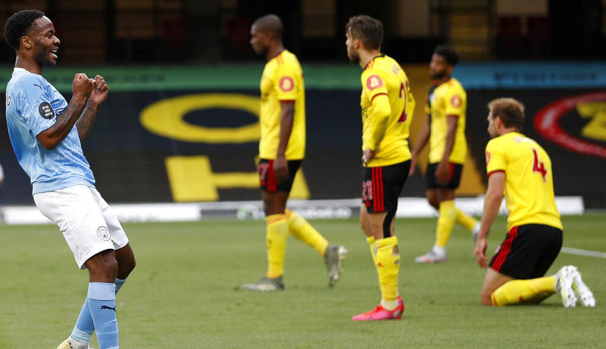 Penyerang Manchester City, Raheem Sterling,  merayakan gol yang dicetak ke gawang Watford pada laga Premier League di Stadion Vicarage Road, Selasa (22/7/2020). Manchester City menang dengan skor 4-0. (Adrian Dennis/Pool via AP)