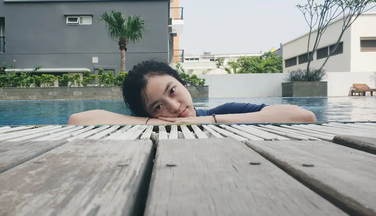 Saat berlibur melepas penat, Nona Berlian kerap menghabiskan waktu dengan berenang. Saat berada di kolam renang, paras cantik Nona terlihat sangat tenang. Bila diperhatikan, semakin dewasa pemeran Ronaldowati ini semakin terlihat menawan saja. (Liputan6.com/IG/@nonaberlian14)