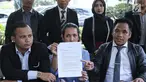 Adila Destri Yulinor menunjukkan surat somasi untuk komedian senior Indro Warkop di Menteng, Jakarta, Kamis (7/9). Somasi terkait pembagian jatah warisan almarhum ayahnya, Bambang, yang merupakan kakak angkat sang komedian. (Liputan6.com/Herman Zakharia)