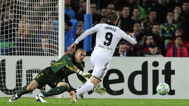 Striker Chelsea, Fernando Torres mencoba melewati kiper Barcelona, Victor Valdes, yang berujung gol pada semifinal Liga Champions 2011-2012. (UEFA).