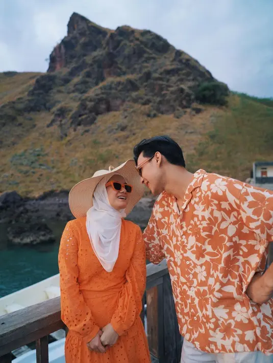 Sedangkan Dinda Hauw terlihat seru dan berani dengan nuansa oranye. Untuk mengimbanginya paduan rona hijab netral membuat gayanya semakin seru. (Instagram/ Dinda Hauw).