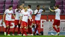 Pemain Koln merayakan gol ke gawang RB Leipzig pada laga Bundesliga di Stadion Rhein Energie, Senin (1/6/2020). RB Leipzig menang dengan skor 4-2. (AP/Ina Fassbender)