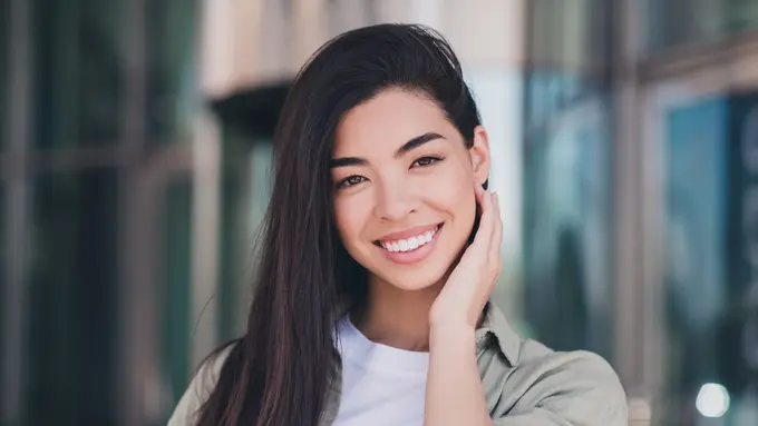 tersenyum bahagia santai kalem baik