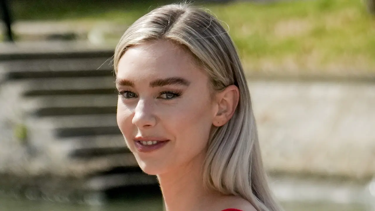 Tampil Seksi dan Glamor, Vanessa Kirby Curi Perhatian di Venice Film Festival 2022