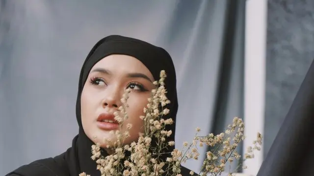 Potret Cita Citata Dibalut Hijab Hitam
