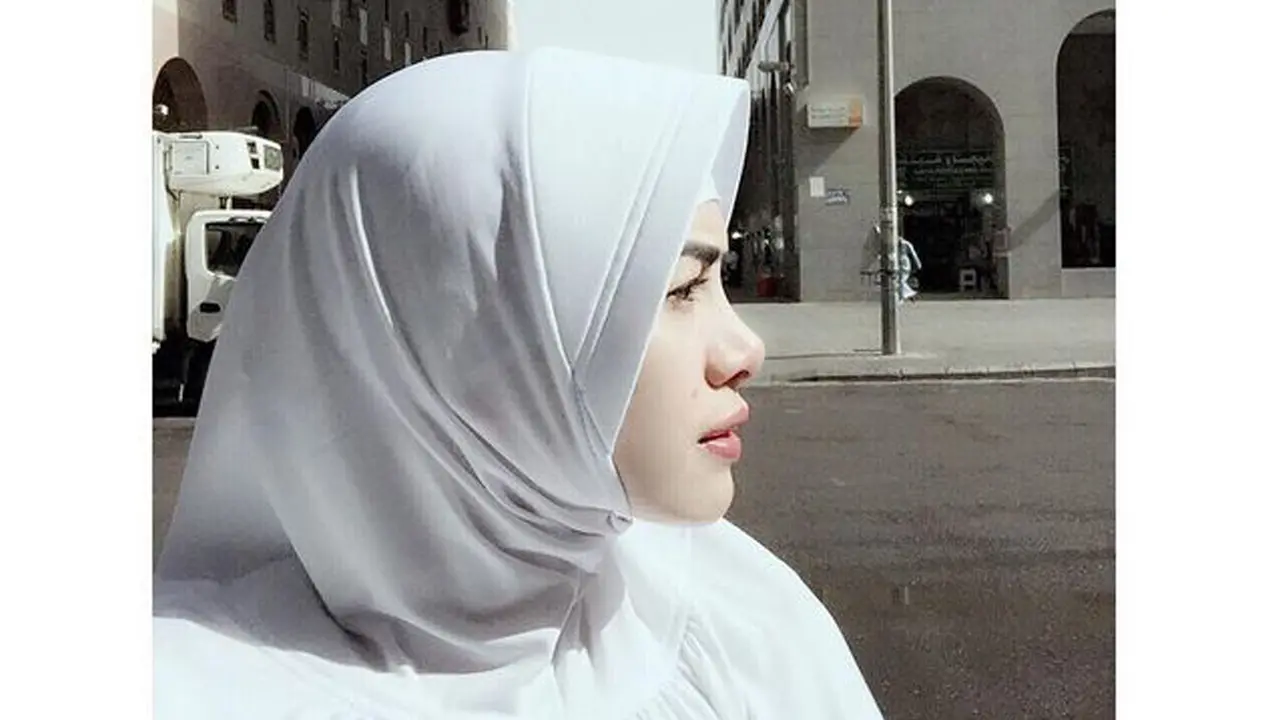 20150709-Potret Cantik Berhijab Nikita Mirzani-Mekkah 1