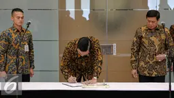 Luhut Binsar Pandjaitan (tengah) menandatangani dokumen sertijab menteri di kantor Kemenkopolhukam , Jakarta, Kamis (13/8/2015). Luhut resmi menggantikan Tedjo Edhy Purdijatno sebagai Menko Polhukam. (Liputan6.com/Faizal Fanani)