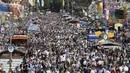 Pengunjung Festival Bir Oktoberfest membanjiri kota Munich saat pembukaan Oktoberfest, Jerman (19/9/2015). Oktoberfest di Jerman adalah festival bir terbesar di dunia yang akan berlangsung hingga 4 Oktober 2015. (AFP Photo / Christof stache) 