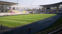 Foto Stadion Manahan yang proses renovasi mencapai 83 persen, Rabu (24/7/2019). (Bola.com/Vincentius Atmaja)
