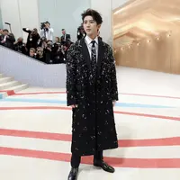 Cai Xu Kun di Met Gala 2023, credit: @prada