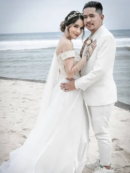 Saat menikah dengan Dimas Akira pada 2020 lalu, Sheila dan suami memilih memakai busana pengantin warna putih. Auranya pun begitu terpancar saat pemotretan di pinggir pantai. (Liputan6.com/IG/itssheilamj)