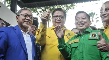 Ketua Umum Partai Amanat Nasional (PAN) Zulkifli Hasan, Ketua Umum Partai Golkar Airlangga Hartarto dan Ketua Umum PPP Suharso Monoarfa yang tergabung dalam Koalisi Indonesia Bersatu (KIB) menyapa awak media saat tiba di Gedung KPU RI, Jakarta Pusat, Rabu (10/8/2022). Kedatangan ketiga petinggi KIB tersebut terlihat mesra saat jalan bersama menuju Gedung KPU. (merdeka.com/Iqbal S Nugroho)