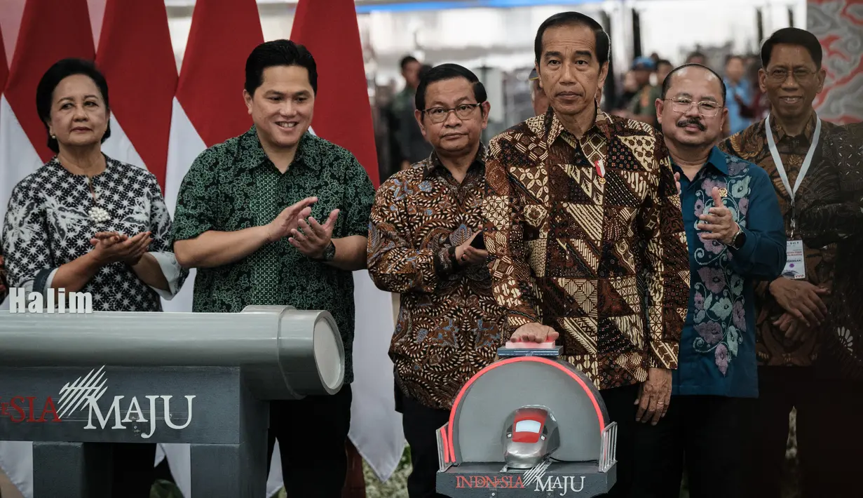 Presiden Joko Widodo atau Jokowi (ketiga kanan) meresmikan operasional Kereta Cepat Jakarta-Bandung 'Whoosh' di Stasiun Halim, Jakarta, Senin (2/10/2023). (Yasuyoshi CHIBA / AFP)