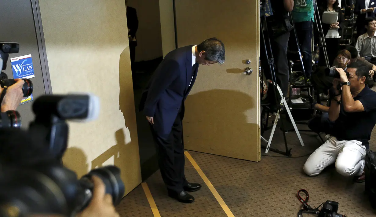 Presiden Toshiba Hisao Tanaka membungkukkan badan usai konferensi pers pengunduran dirinya di Tokyo, Selasa (21/7/2015). Tim peneliti menemukan penyimpangan pencatatan keuntungan perusahaan yang dilakukan Tanaka dari tahun 2008. (Reuters/Thomas Peter)