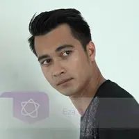 Eza Gionino berperan sebagai Wisnu dalam sinetron Aku Jatuh Cinta yang ditayangkan di SCTV. Memerankan karakter dewasa, Eza pun bercerita konflik dasar apa yang terjadi pada karakter yang ia perankan.