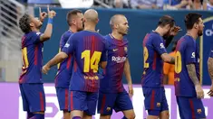 Penyerang Barcelona, Neymar melakukan selebrasi bersama rekan-rekannya usai mencetak gol ke gawang Juventus pada ICC 2017 di Stadion MetLife di East Rutherford, N.J. (22/7). Neymar mencetak dua gol di pertandingan tersebut. (AP Photo / Julio Cortez)