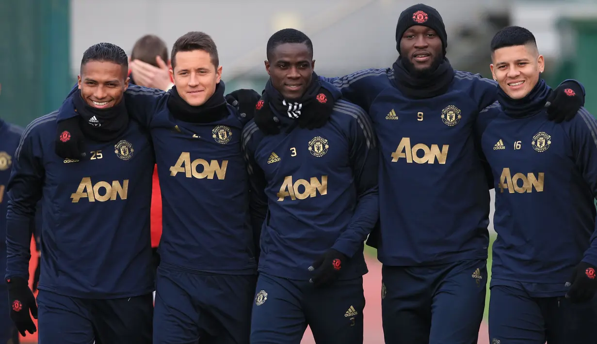 Pemain Manchester United, Antonio Valencia, Ander Herrera, Eric Bailly, Romelu Lukaku dan Marcos Rojo saat mengikuti sesi latihan di kompleks Pelatihan Carrington, Inggris (11/12). MU akan melawan Valencia di Liga Champions. (AFP Photo/Lindsey Parnaby)