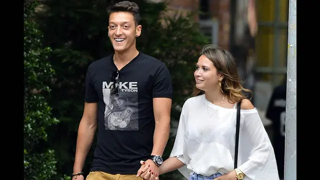 Wanita Cantik Ini Selingkuhan Mesut Ozil?