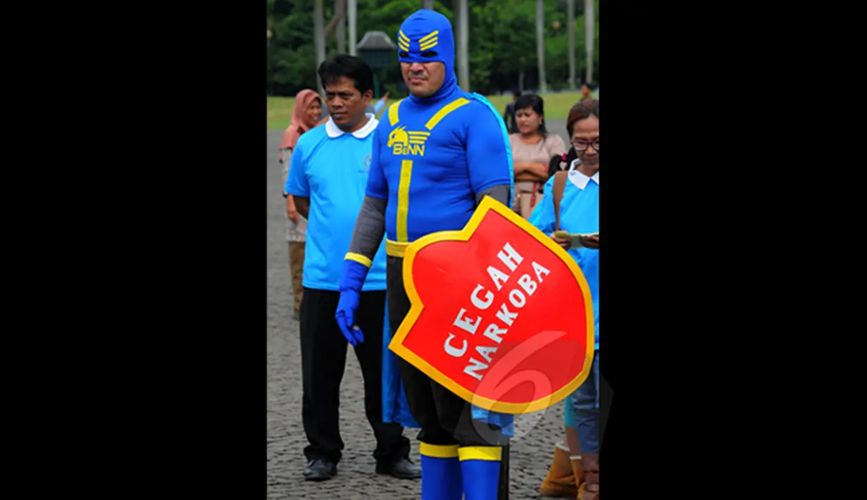 Seorang mengunakan pakaian seperti super hero saat deklarasi Gerakan Wajib Lapor Bagi 100.000 pecandu narkoba di Monas, Jakarta, Sabtu,(28/2/2015). (Liputan6.com/Faisal R Syam)