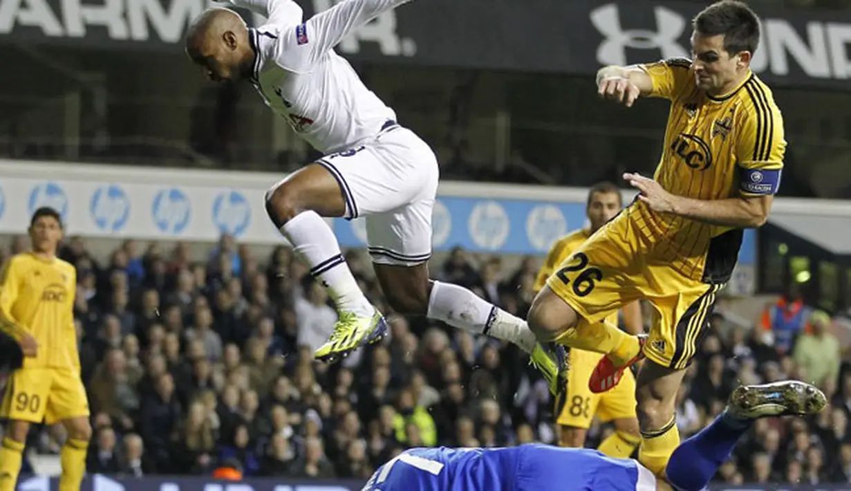 Kiper Sheriff Tiraspol Vjekoslav Tomic (bawah) melakukan penyelamatan dari serangan striker Tottenham Hotspur Jermain Defoe pada Liga Eropa Grup K pertandingan sepak bola antara Tottenham Hotspur vs Sheriff Tiraspol di White Hart Lane, London (07/11/13). 