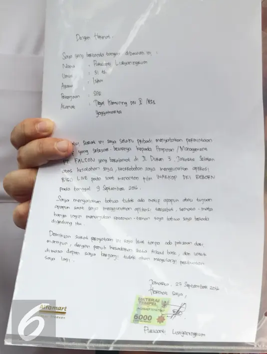 Kuasa hukum Falcon Pictures, Lydia Wongsonegoro memperlihatkan surat yang ditulis oleh seorang perempuan berinisial P yang ditangkap polisi karena terbukti membajak film Warkop DKI Reborn, Jakarta, Selasa (27/9). (Liputan6.com/Yoppy Renato)