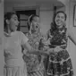 Gaya busana tiga perempuan cantik di film klasik 3 dara ternyata abadi dan menunjukkan khas Indonesia. Sontek inspirasinya di sini