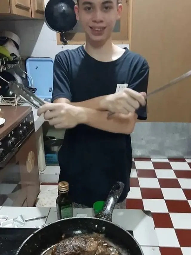 Muhammad Zarno, anak mendiang Jane Shalimar, yang kini mandiri dan pintar memasak (https://www.instagram.com/p/CTbp7E4lIX55QSUWVbYZDfSQJgPRR9oA9eb5-00/)